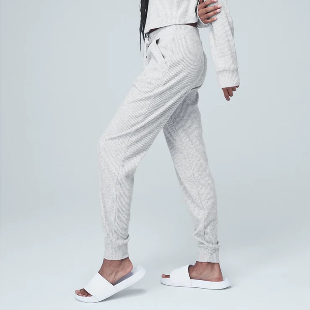 Alo Muse Sweatpant in Athletic Heather Grey